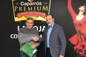 Ortiz Bomo entrega la resolución a Pedro Caparrós