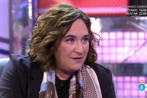 Ada Colau en el plató del programa Sábado Deluxe de Telecinco. Foto: Telecinco