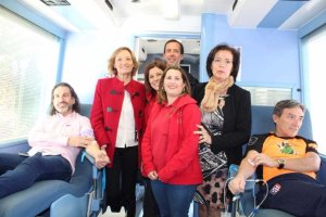 Visita de la delegada del Gobierno, Gracia Fernández, y la presidenta de la Autoridad Portuaria, Carmen Ortiz, al bus.