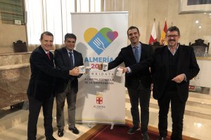 Los portavoces municipales con la imagen de la campaña.
