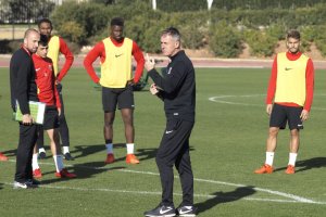 Lucas Alcaraz hablando con la plantilla.