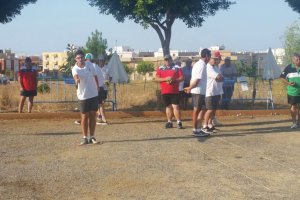 Deportistas practicando la petanca.