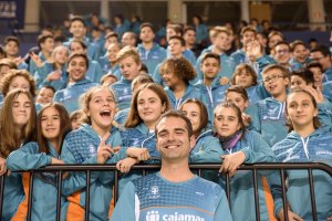 El alcalde con los deportistas.