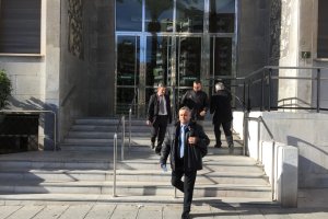 Francisco Javier Guerrero, en primer término, sale de la Audiencia Provincial este jueves