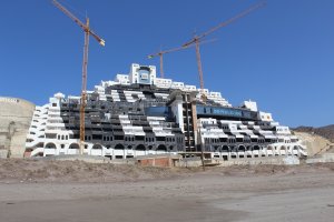 Hotel construido en la playa de El Algarrobico.