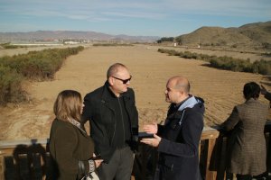 El delegado de Medio Ambiente ha visitado la desembocadura del río Almanzora con el alcalde de Cuevas.