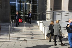 Conde en la Audiencia Provincial de Almería. A la derecha, la secretaria Teresa González.