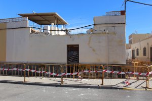 Imagen en la que se puede ver el edificio sin media techumbre.