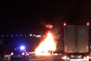 Llamas de los coches implicados en el accidente.