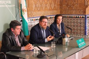 El consejero de Agricultura, Rodrigo Sánchez Haro, ha hecho hoy entrega de un reconocimiento que acredita el hito de esta OPFH.