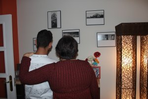 Andrés y Mari Paz observando algunas de sus fotografías favoritas; una de las aficiones que comparten.