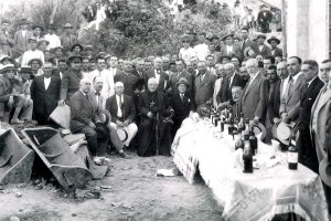 Asistentes a la inauguración del pozo de Zamarula en Benahadux, con el obispo, empresarios y terratenientes de la época, en julio de 1927.