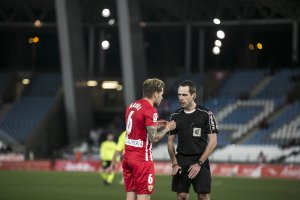 Mandi habla con el colegiado Gorostegui Fernández.