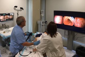 El doctor Rodríguez Laiz realizando un cribado de cáncer de colon a un paciente en el HLA Mediterráneo.