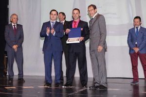 El presidente territorial distingue a Sergio Domínguez.