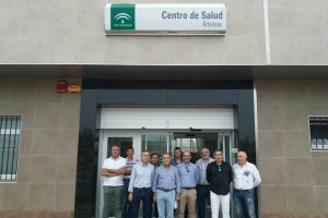 Autoridades locales y parte del equipo del nuevo Centro de Salud.