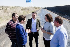 Representantes de la Diputación y del Ayuntamiento visitando in situ la zona.