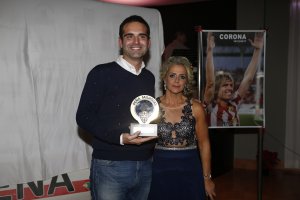 El alcalde con Mónica Ruiz, presidenta de la Peña Milhojas.