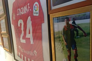 La camiseta del Almería de Joaquín y una foto con la Selección Española.