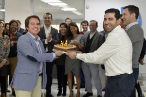 Alberto Gutiérrez, izquierda, rodeado de invitados y de su equipo, sopla las velas del décimo aniversario de Babilonia