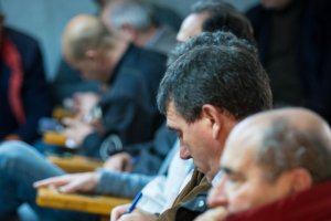 Agricultores en mitad de una subasta de producto.