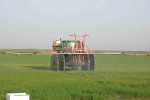 Maquinaria agrícola en plena aplicación de productos fitosanitarios.