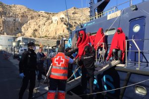 Los ocupantes de la patera llegan al Puerto de Almería.