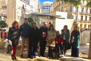 Presentación de la mesa de la Asociación de Esclerosis Múltiple esta mañana en Almería.