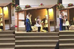 La niña durante la representación del Belén