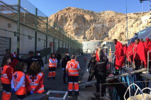 Policía Nacional y Cruz Roja asisten a los inmigrantes en el Muelle de Poniente