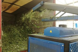 Trituradora de restos vegetales en acción.