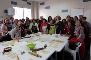 Las iniciativas solidarias como el Día de la Empanada (imagen) marcan el inicio de las fiestas en Huércal-Overa.