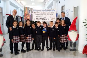 Rodrigo junto a un grupo compañeros con la pancarta con la que fue recibido a su regreso, su profesor y el director del SEK?Alborán.