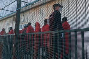 Entrada de los subsaharianos en los módulos de custodia del Puerto de Almería