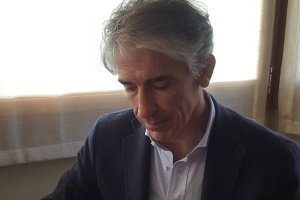Óscar Eimil, firmando ejemplares de su novela.