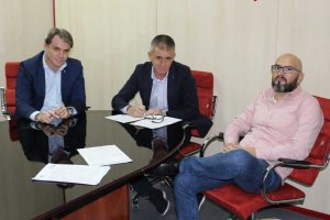 Lucas Alcaraz firmando contrato con el Almería.