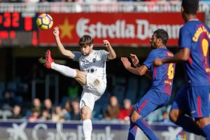 Pozo jugando en el Mini Estadi frente al Barça B.