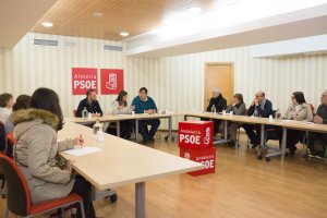 Reunión ayer con colectivos sociales en la sede provincial del PSOE de Almería.