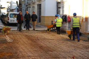 Las autoridades municipales y provinciales, al fondo, visitando los trabajos iniciadas recientemente en la calle Era.