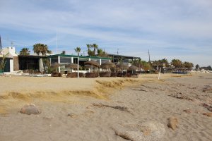 Terraza de uno de los chiringuitos de la playa del Cantal.