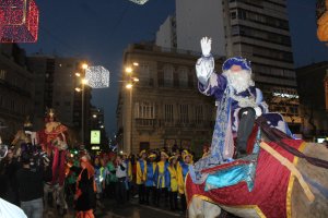 Figurantes detrás del rey en la pasada Cabalgata