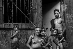 imagen de la serie Dignidad sobre Los Almendros de R. Valero.