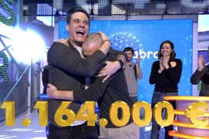 Christian Gálvez celebra con Antonio Ruiz el premio. / Mediaset España