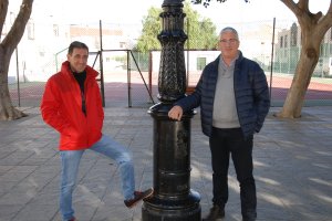 Concejal y alcalde en la plaza en la que harán mejoras.