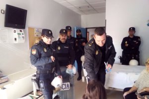 Los agentes charlaron con los niños enfermos.