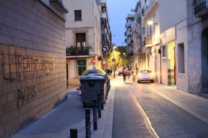 Calle Almería, en el barrio de Sants, con una pintada reclamando libertad para los presos políticos.