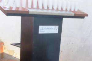 Lampadario del que la detenida se llevó las limosnas.