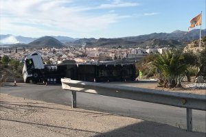 Camión volcado en la entrada del Polígono Aljoroque.