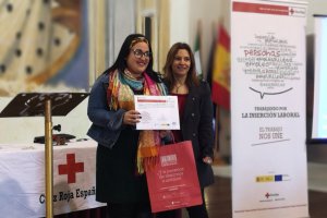 La edil Melchora Caparrós recibe el reconocimiento.