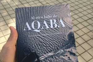 Ejemplar de Al otro lado de Aqaba, que publica LA VOZ.